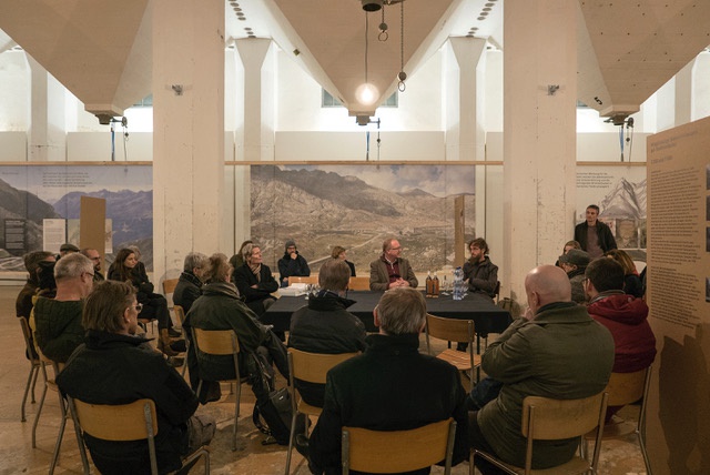 Gerold Kunz is moderating a talk about the Gotthard building