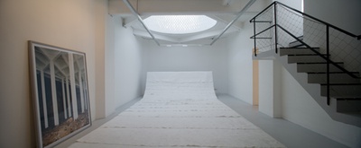 Blick in die Ausstellung "Bas Princen, Milica Topalovic: Invisible Frontier"