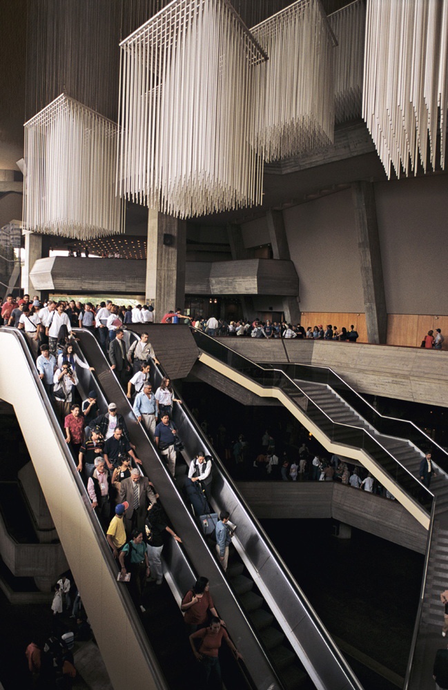 Parque Central, Innenansicht, Teatro Teresa Carreño, aus der Serie „Caracas, hecho en Venezuela“, 2003