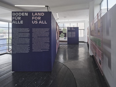 Blick in die Ausstellung "Boden für Alle. Eigennutz oder Gemeinwohl?" im aut