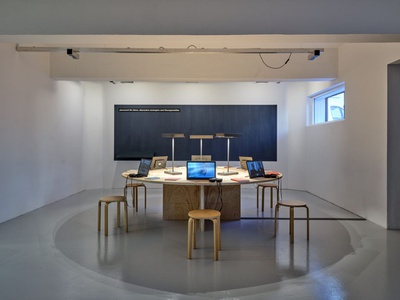 Blick in die Ausstellung im aut - Büchertisch und Raum für Ideen