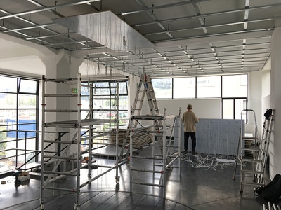 Aufbau der Installation "Viel TamTam um Nichts" im aut