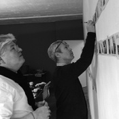 Lars Müller und Jaspar Morrison bei der Arbeit an der Wand für das Buch „A Book of Things“, 2015