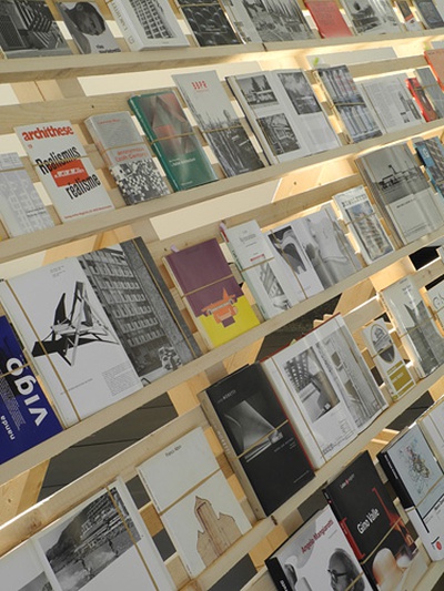 Blick in die Ausstellung im aut – Raum 1: „Regal“, 2011, 
Bücher und Zeitschriften aus dem Archiv von Martin Feiersinger, 
Bildnachweis: © Werner Feiersinger