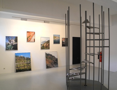 Blick in die Ausstellung im aut – Raum 4: 11 Projekte zum Thema Sommerhäuser und Ferienanlagen, Bildnachweis: © Werner Feiersinger