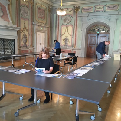 Die Jury 2020 (Marta Schreieck, Anne-Julchen Bernhardt, Peter Haimerl) bei der Sichtung der eingereichten Projekte