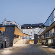 Anerkennung des Landes Tirol für Neues Bauen 2022: Bezirkshauptmannschaft Schwaz, Umbau und Erweiterung, Schwaz, 2017 – 2022 (Architektur: Thomas Mathoy Architekten)