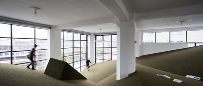 Blick in die Ausstellung „Snøhetta: Relations“ im aut mit der von Snøhetta realisierten ­„Sozialen Landschaft“