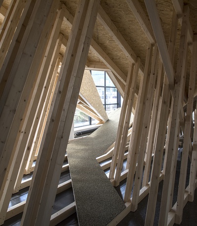 Blick in die Ausstellung „Snøhetta: Relations“ im aut 
mit der von Snøhetta realisierten ­„Sozialen Landschaft“