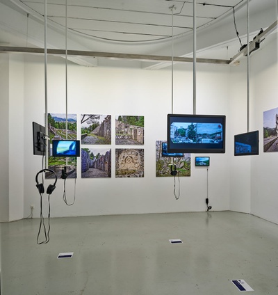 Blick in die Ausstellung "Steine zwischen den Fronten" im aut