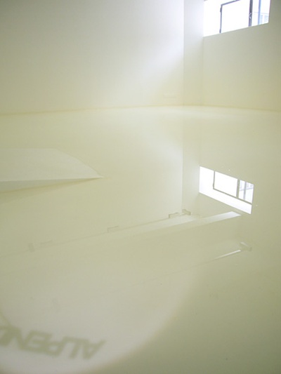 Blick in die Ausstellung im aut, Susanna Fritscher: Wand- und Bodenmalerei, Ruedi Baur: "Alpende", Foto: Laurent Tessier