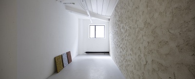 Blick in die Ausstellung "Amol eppas ondorsch"mit Verputz und Muster Gold, Silber, Bronze (MAYMA)