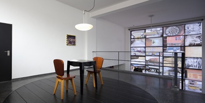 Blick in die Ausstellung "Amol eppas ondorsch"