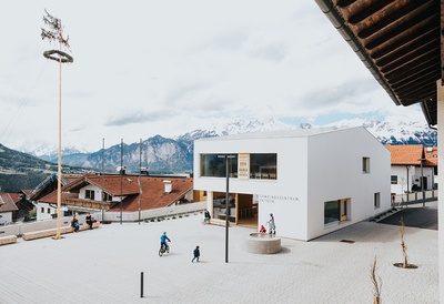 Lobende Erwähnung des Landes Tirol für Neues Bauen 2020: Dorfzentrum Patsch, 2015 – 2018 (Architektur: Todorka Iliova, Raimund Wulz)