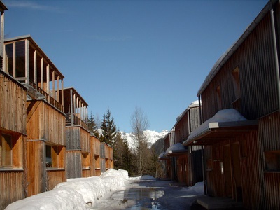 Anerkennung des Landes Tirol für Neues Bauen 1998: Wohnanlage Mooserkreuz, St. Anton am Arlberg, 1996-98 (erster Bauabschnitt) (Architektur: Raimund Rainer, Andreas Oberwalder)