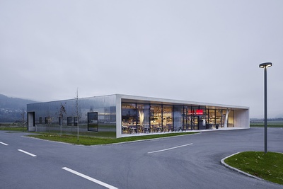 Anerkennung des Landes Tirol für Neues Bauen 2018: MPREIS Weer, Weer, 2016 – 2017 (Architektur: LAAC)