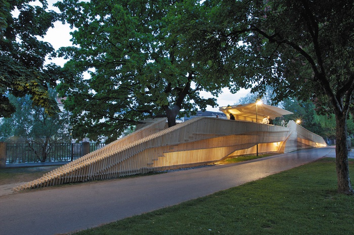 Auszeichnung des Landes Tirol für Neues Bauen 2008: „... ich will an den Inn“, Plattform über
der Ufermauer, Innsbruck, 2008 (Architektur: columbosnext)