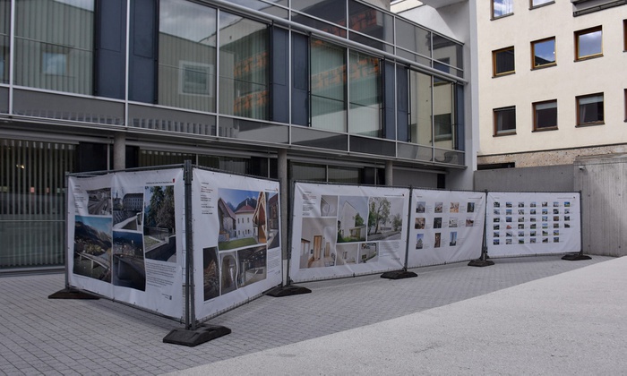 Ausstellung "Neues Bauen in Tirol 2024" am Raiffeisenplatz in Schwaz