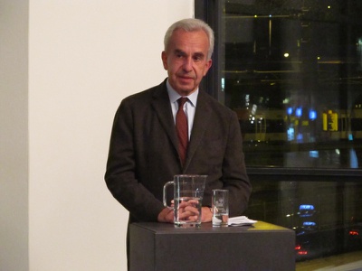 Vortrag von Rudolf Scholten – Vortrag des ehem. Bundesministers für Unterricht und Kunst Rudolf Scholten, der vor über 20 Jahren den unabhängigen "Beirat für Architektur und Design" einrichtete, der ein damals neu geschaffenes Budget für die Vermittlung von Architektur und Design vergeben konnte; eine strukturell wichtige kultur- und architekturpolitische Entscheidung, die u. a. dazu führte, dass in ganz Österreich sog. "Häuser der Architektur" gegründet wurden und ihre Biografie entwickeln konnten.