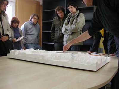 Baustelle Hotel am Bahnhof mit Modell