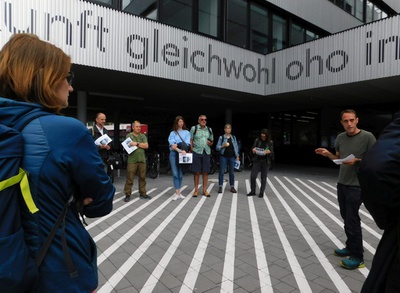 "Neue Lernräume in alter Substanz" – Eine Fahrrad-Tour mit Barbara Poberschnigg zu transformierten Schulen in Innsbruck