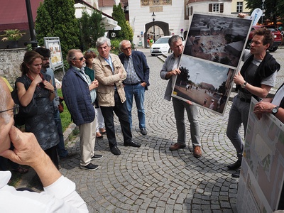 Diskussion am Südtirolerplatz 2