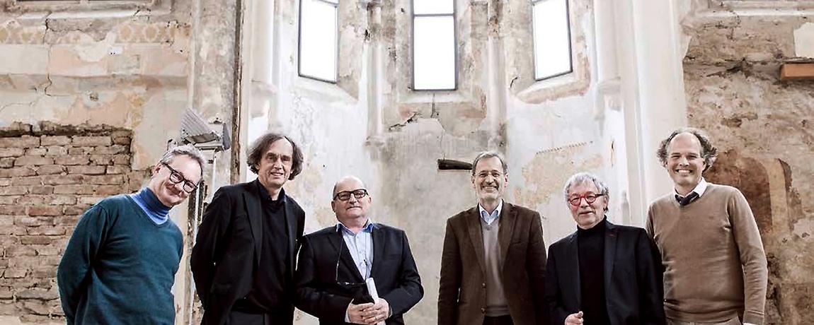 Von links: Christoph Tinzl (Restaurator), Ernst Beneder (Architekt), Franz Sam (Architekt), Hermann Fuchsberger (Landeskonservator), Richard Zeitlhuber (Architekt), Gerold Eßer (Baudenkmalpfleger) – © Rita Newman Von links: Christoph Tinzl (Restaurator), Ernst Beneder (Architekt), Franz Sam (Architekt), Hermann Fuchsberger (Landeskonservator), Richard Zeitlhuber (Architekt), Gerold Eßer (Baudenkmalpfleger)