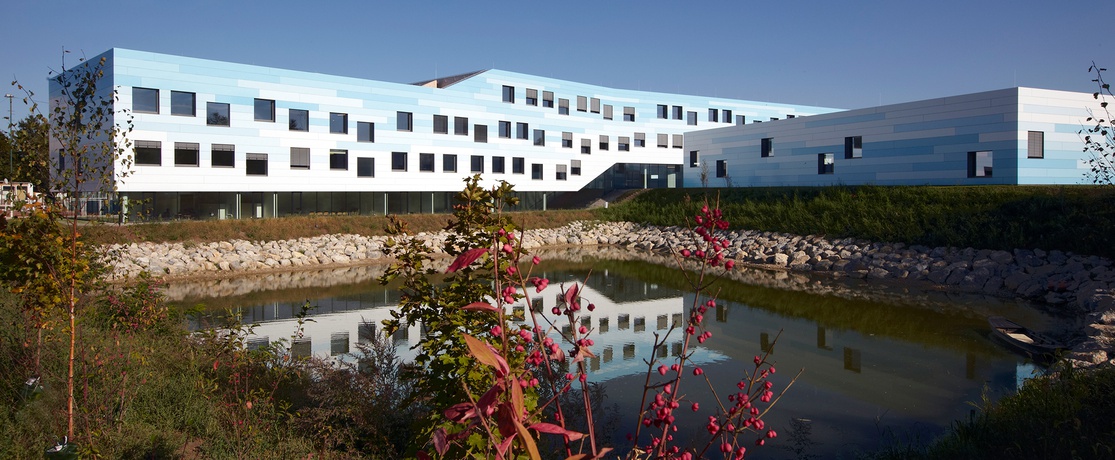 Neue Mittelschule und Bundesoberstufenrealgymnasium, Deutsch-Wagram, 2011 – © Lisa Rastl Neue Mittelschule und Bundesoberstufenrealgymnasium, Deutsch-Wagram, 2011