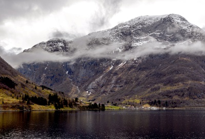 Dorf zwischen Fjord und Bergen in Mauranger, Norwegen