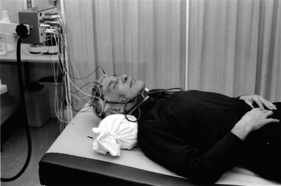 Foto: Ein verzweifelter Versuch noch zu Lebzeiten dem Denken Günther Domenigs auf die Spur zu kommen. Kunst am Bau Projekt von Dietmar Tanterl für das LKH Bruck an der Mur, 1992.