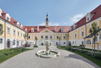ORTE visite schloss haindorf außenansicht brunnen krammer – © Andreas Buchberger ORTE visite schloss haindorf außenansicht brunnen krammer