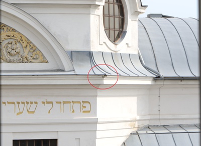 Ehemalige Synagoge St. Pölten vor der Sanierung mit Fassadenloch, das es Mauerseglern ermöglichte, unter dem Dach einen Nistplatz einzurichten.