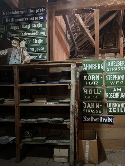 ORTE_Gefuehrter Rundgang_ Was geht denn dort ab_Bauhof Langenlois _ Schildersammlung