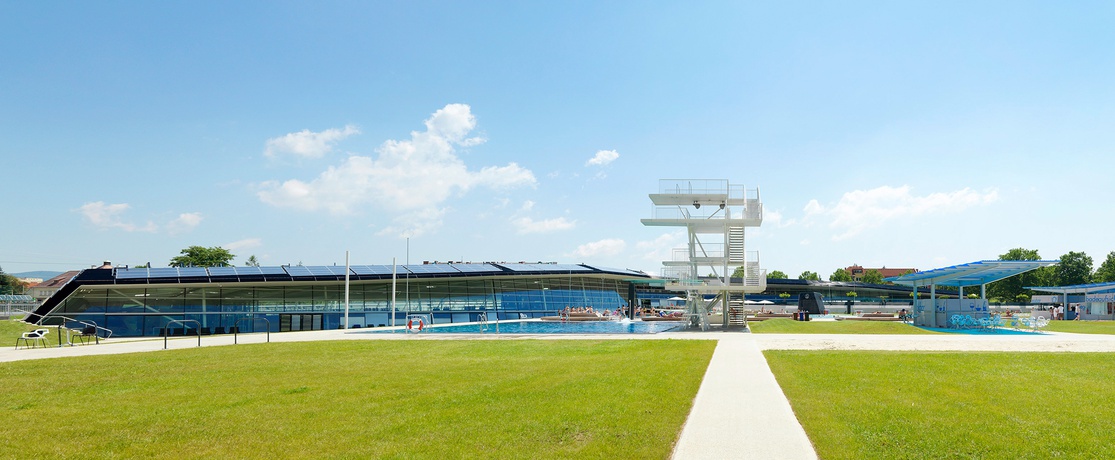 Sport- u. Wellnessbad Eggenberg - Graz, 2011, Freibad Außenbereich – © Paul Ott Sport- u. Wellnessbad Eggenberg - Graz, 2011, Freibad Außenbereich