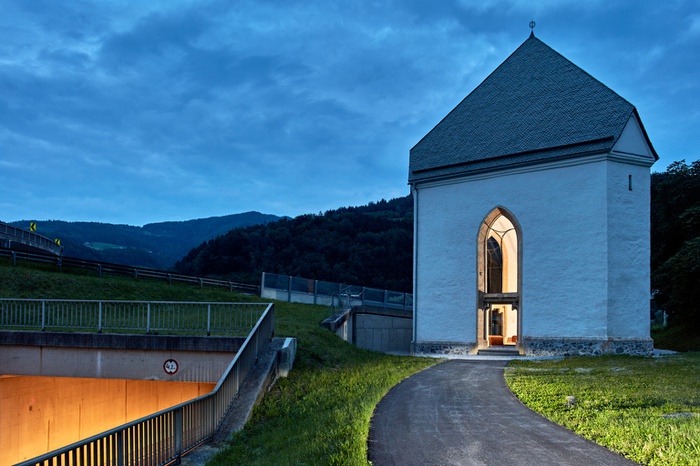 Empfehlung von Thomas Hoppe: die Heiligen-Geist-Kapelle in Bruck an der Mur, geplant von stingl – enge architekten ZT gmbh: "Dieser Ort hat mich, auch aus persönlichen Gründen, emotional berührt, und die Kapelle ist der Beweis, dass man auch mit kleinen, aber umso präziseren Eingriffen eine Ruine an einem Unort zu neuem Leben erwecken kann."