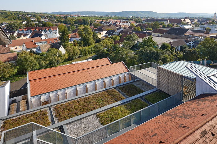 Vogelperspektive: Presshaus mit Gründach von Helmut Hempel, dahinter Sektrüttelhaus von Christian Prasser