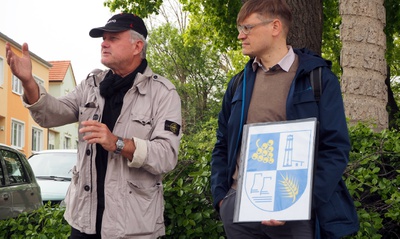 _01 – Architekt Martin Rührnschopf und Landschaftsarchitekt Dominik Scheuch begrüßen zum GEHspräch in Auersthal und fordert uns auf, Spuren zu hinterlassen …