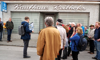 _04 – Wir stoßen auf ein leerstehendes Kaufhaus, das längst keine Ware mehr verkauft, aber immer noch eine Fassade.