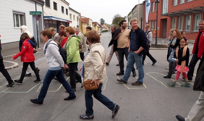 _13 – Ein fehlender Zebrastreifen wird aufgemalt und sogleich benützt.