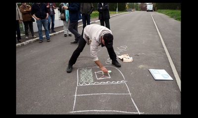 _18 – Die Guides stellen die geschlossene Bebauungsweise gegen das einstehende Einfamilienhaus und rechnen uns vor, wie verschwenderisch Letzteres ist.