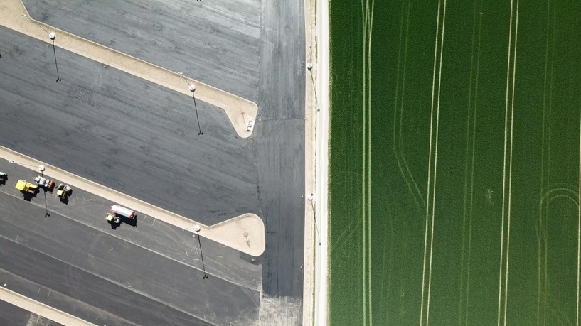 Verbaute Erde - Parkflächen statt Ackerland – © ÖHV Verbaute Erde - Parkflächen statt Ackerland