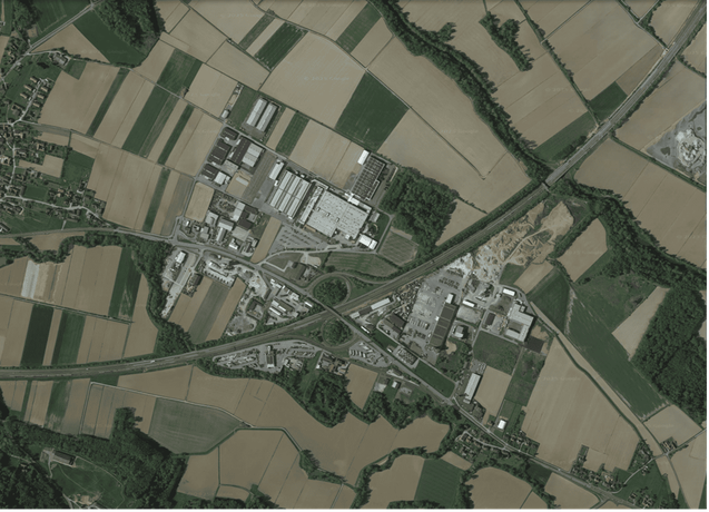 Lufbild einer großflächigen Versiegelung inmitten von Ackerflächen – © Maps Data, Google Earth, © 2021 Lufbild einer großflächigen Versiegelung inmitten von Ackerflächen