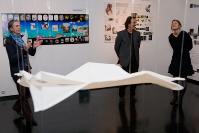 Foto: Lachlan Blair, Ernst J. Fuchs von the next ENTERprise - architects und Bernd Hartmann / BMUKK mit der Hauptpreisträgerin Andrea Kessler