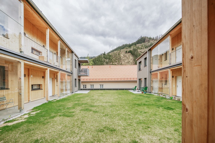 Ortszentrum Stanz: Wohnhof am Dach des Lebensmittelgeschäftes für betreubares Wohnen