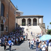 Schatten suchen – © Falter / Benedikt Narodoslawsky Schatten suchen