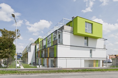 Wohnen im Grünen, Blick von der Straße | Hadler bis Hausdorf Architekten – © Foto: Hertha Hurnaus Wohnen im Grünen, Blick von der Straße | Hadler bis Hausdorf Architekten