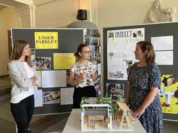 Präsentation des ausgewählten Parklet-Entwurfs. Im Bild: Marianne Plaimer, BORG St. Pölten, Sara Zebec, Wanderklasse, Sibylle Bader, Wanderklasse
