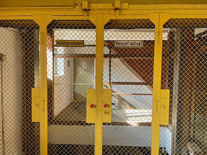 Bauhof Langenlois _ Vorsicht! Aufzug!