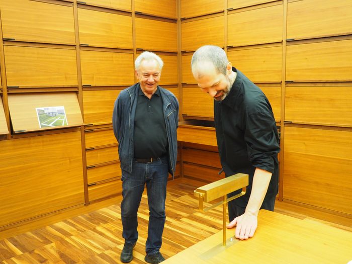 Helmut Neundlinger führt durch das Archiv der Zeitgenossen