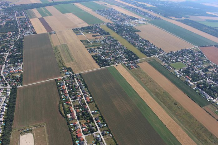Stand der Zersiedelung bei Gänserndorf, Niederösterreich, Luftbild aus dem Jahr 2019.